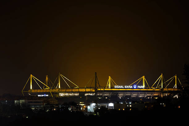 segnale iduna park di notte - borussia dortmund foto e immagini stock