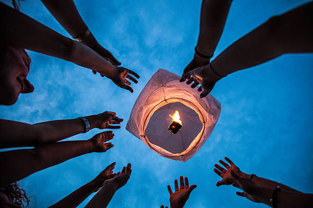 освещение в бумажный фонарь в воздухе - sky lantern стоковые фото и изображения