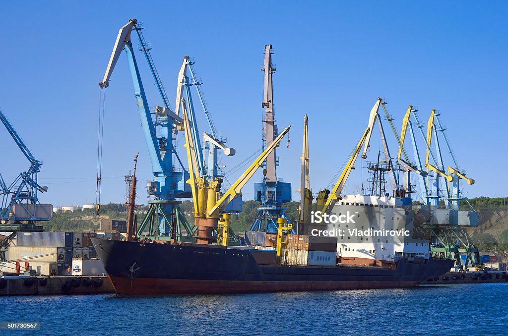 Cargo Schiff gehen pier - Lizenzfrei Anlegestelle Stock-Foto