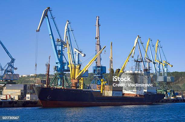 Cargo Schiff Gehen Pier Stockfoto und mehr Bilder von Anlegestelle - Anlegestelle, Ausrüstung und Geräte, Behälter