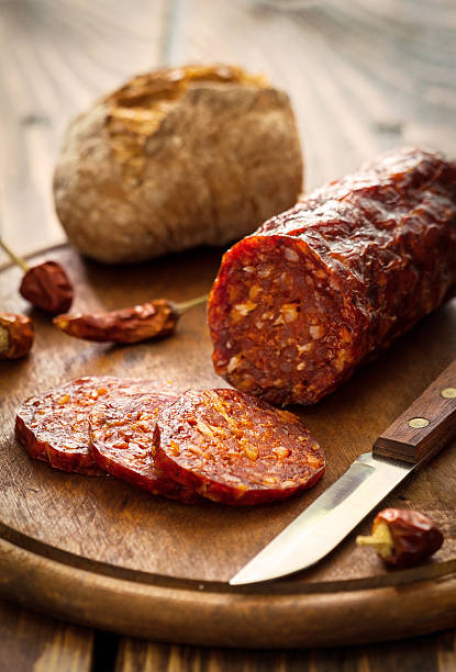 pepperoni - salami chorizo sausage sopressata imagens e fotografias de stock
