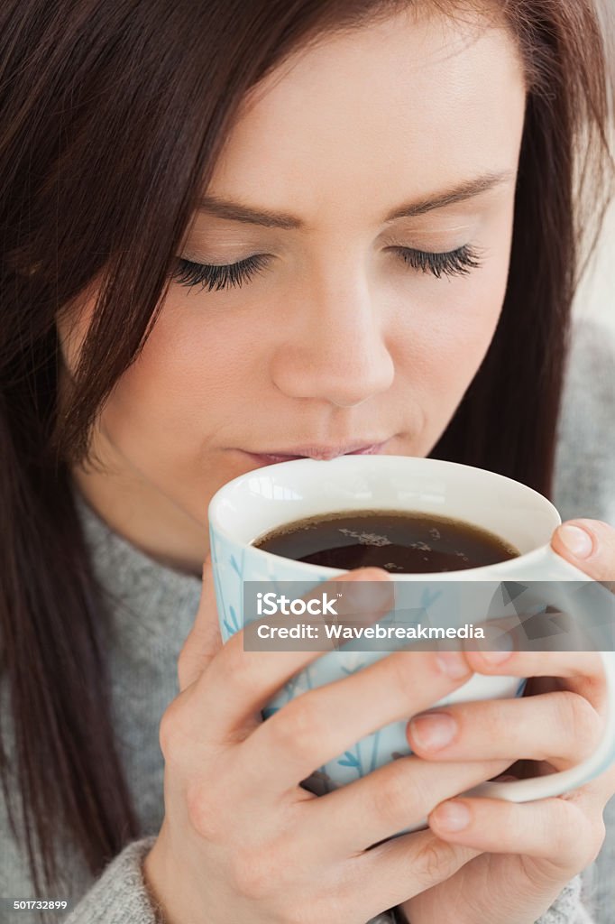 Contenuto ragazza beve una tazza di caffè - Foto stock royalty-free di Abbigliamento casual