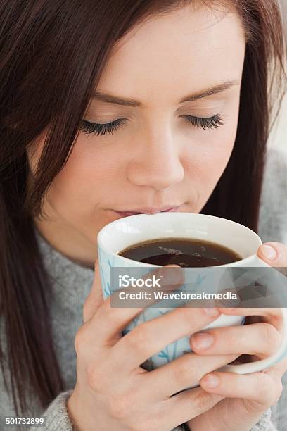 コンテンツの女の子コーヒーを飲む - くつろぐのストックフォトや画像を多数ご用意 - くつろぐ, まったり, ウール
