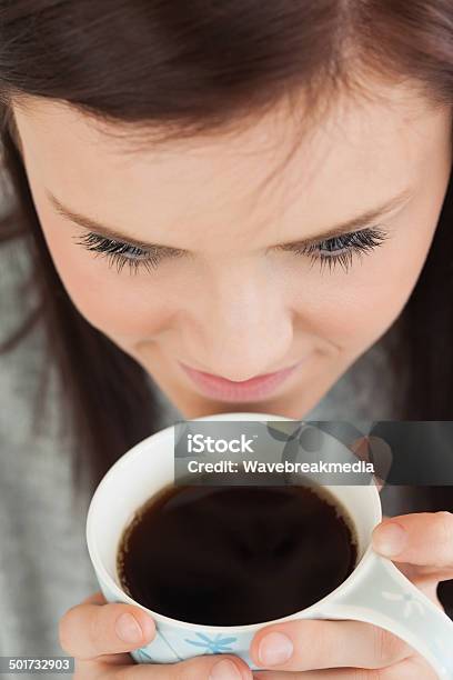 Photo libre de droit de Femme Buvant Une Tasse De Café banque d'images et plus d'images libres de droit de Adulte - Adulte, Appartement, Assis