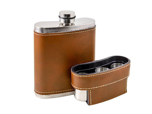 matraz - insulated drink container hip flask alcohol brown fotografías e imágenes de stock