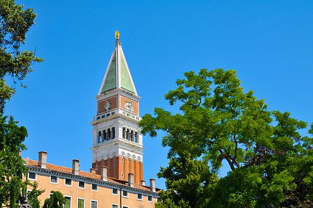 St. Mark Campanile, emoldurada por árvores - foto de acervo