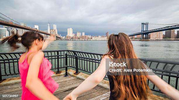 Dos Niñas Hermanas Con Vista A Manhattan En Tormenta Eléctrica Foto de stock y más banco de imágenes de Ciudad de Nueva York