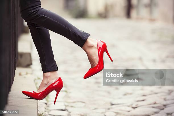 Mujer Usando Pantalón De Cuero Negro Y Rojo Y Zapatos De Tacón De Foto de stock y más banco de imágenes de Tacones altos
