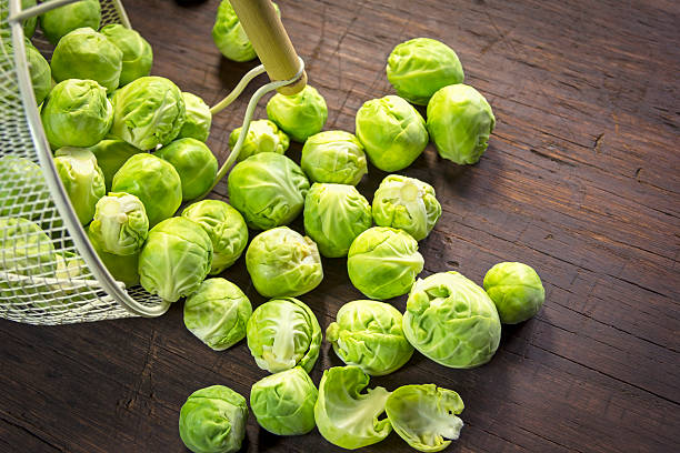 close -up of オーガニック芽キャベツ - brussels sprout raw brown close up ストックフォトと画像