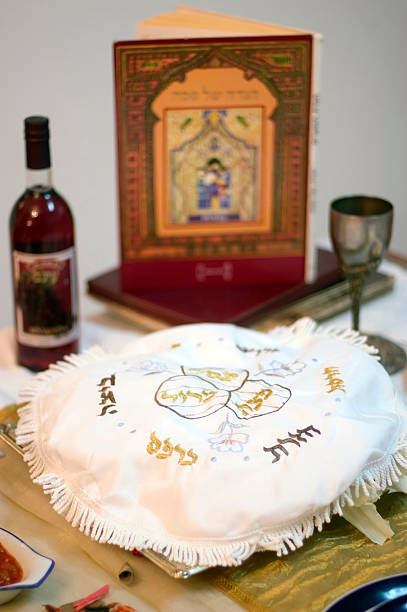 pesach obiad uroczystości - passover judaism seder kiddush cup zdjęcia i obrazy z banku zdjęć