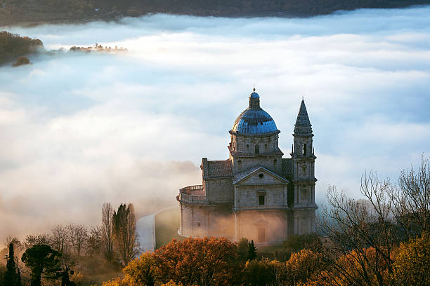 サンビアジョ、日没前の霧の風景、montepulciano 、トスカーナ、イタリア - siena province tuscany italy fog ストックフォトと画像