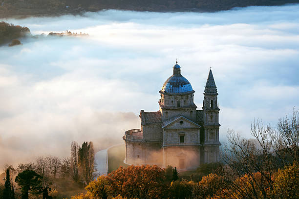 san biagio до захода солнца, туман пейзаж, montepulciano, тоскана, италия - montepulciano стоковые фото и изображения