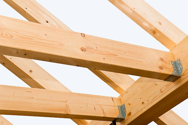 rafter mit connectors - home addition attic timber roof beam stock-fotos und bilder