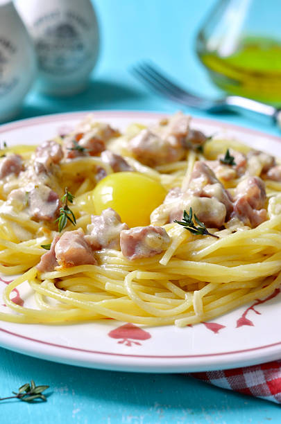 spaghetti à la carbonara, italien traditionnel. - lard close up pasta eggs photos et images de collection