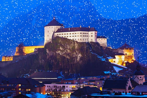 castelo kufstein na áustria - mountain austria street footpath - fotografias e filmes do acervo