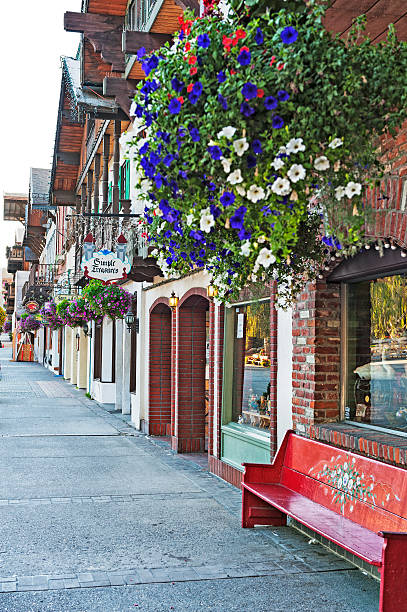 leavenworth washington bavarese vista sulla strada - leavenworth foto e immagini stock