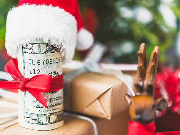 давая подарок на рождество наличных - twenty dollar bill christmas wealth finance стоковые фото и изображения