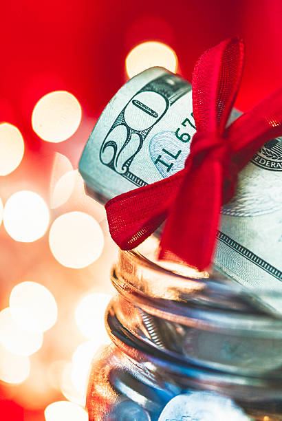 dając prezent na święta gotówki - twenty dollar bill christmas wealth finance zdjęcia i obrazy z banku zdjęć