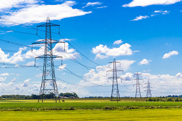 fila de pylons - torre de conducción eléctrica fotografías e imágenes de stock