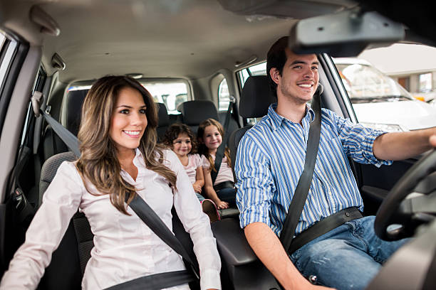 familia conducir un coche - family white family with two children cheerful fotografías e imágenes de stock