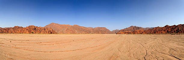 parco nazionale del grand canyon di wensu, xinjiang - panoramic wild west desert scenics foto e immagini stock