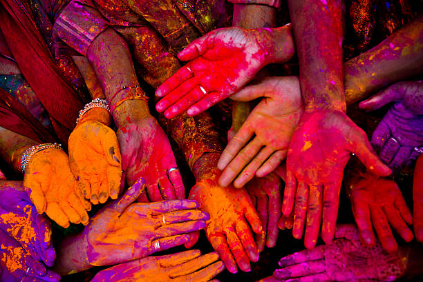 holi festivalhands in indien - hindu religion stock-fotos und bilder