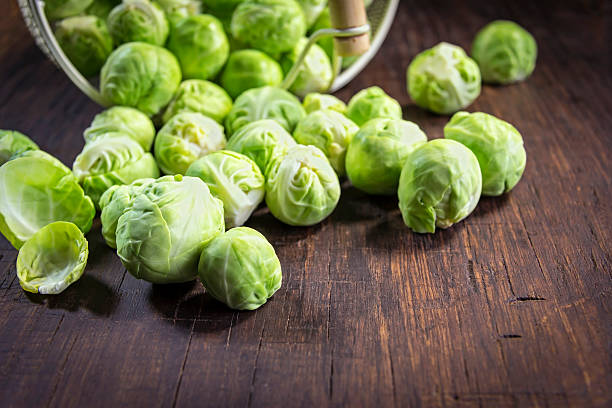 close -up of オーガニック芽キャベツ - brussels sprout raw brown close up ストックフォトと画像