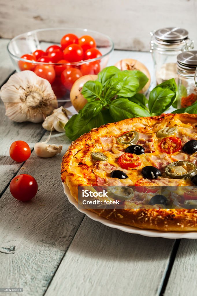 Pizza con tocino, aceitunas y jalapeño - Foto de stock de Abofetear libre de derechos