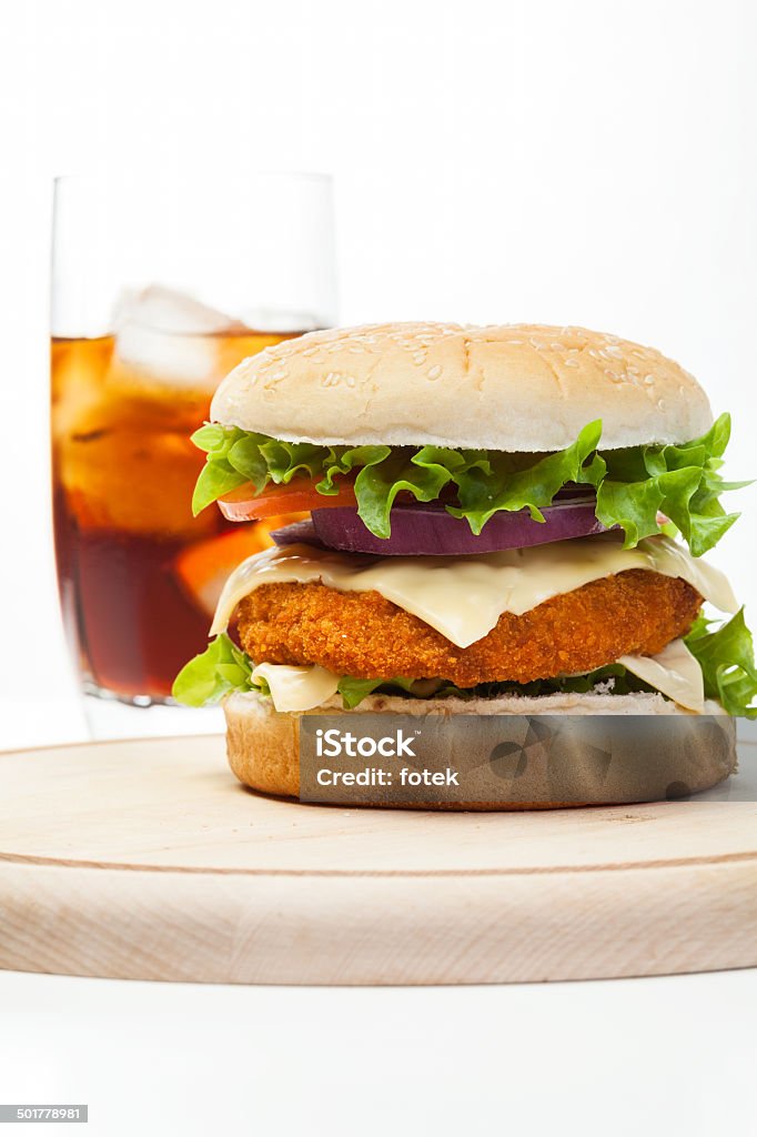 Chickenburger y vaso de cola con hielo - Foto de stock de Alimento libre de derechos