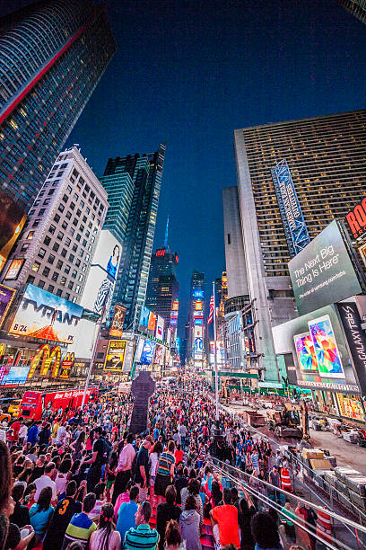 multidão na times square na noite.  manhattan, nova iorque. - new york city times square crowd people imagens e fotografias de stock