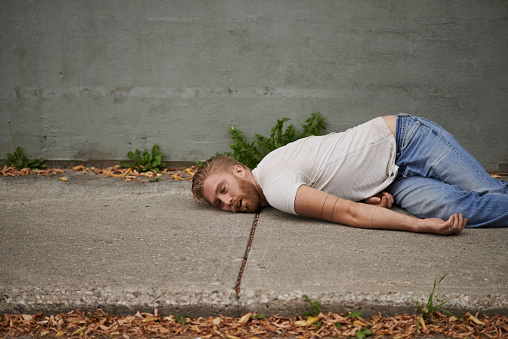 Shot of a young man passed out in the streethttp://195.154.178.81/DATA/i_collage/pu/shoots/806165.jpg