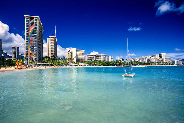 spiaggia di waikiki - waikiki beach foto e immagini stock