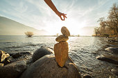 detail-der-person-stapeln-rocks-by-the-lake.jpg?b=1&s=170x170&k=20&c=bVjJB9IefMcj3eejADE5bterqEt7Ok_OHZYTh9WtbFI=