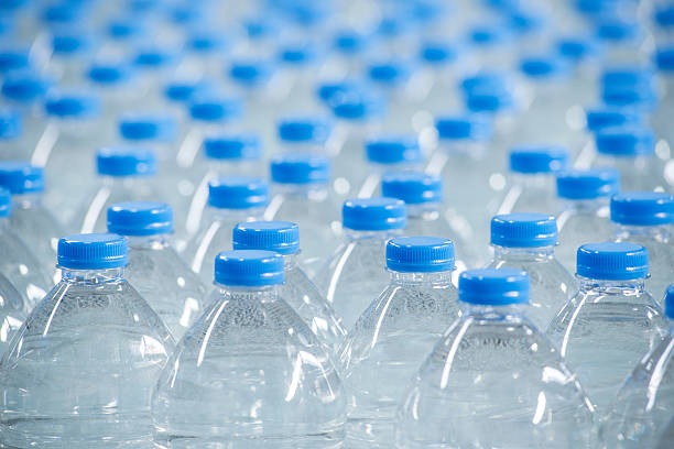 пластиковые бутылки на конвейер ремень - water bottle plastic bottle bottling plant стоковые фото и изображения