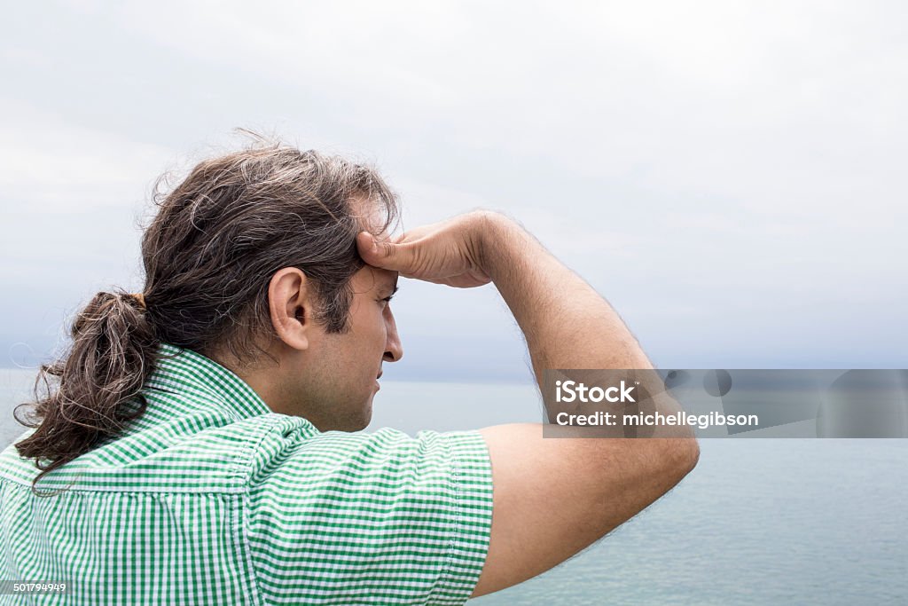 Hombre mirando hacia fuera en el horizonte sobre agua - Foto de stock de Actividades recreativas libre de derechos