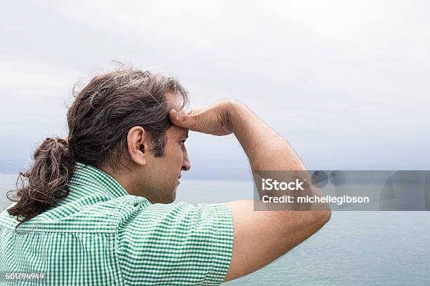 Hombre Mirando Hacia Fuera En El Horizonte Sobre Agua Foto de stock y más banco de imágenes de Actividades recreativas