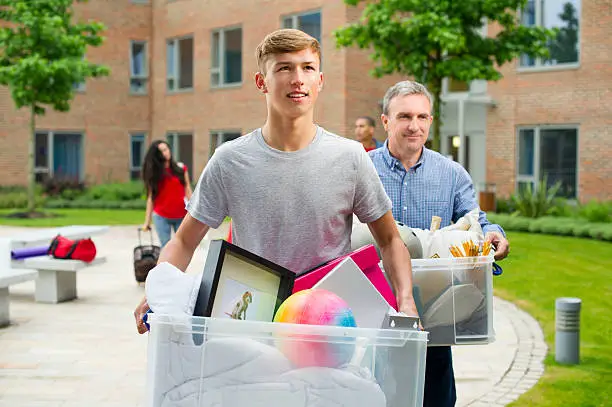 Photo of dad dropping lad at university