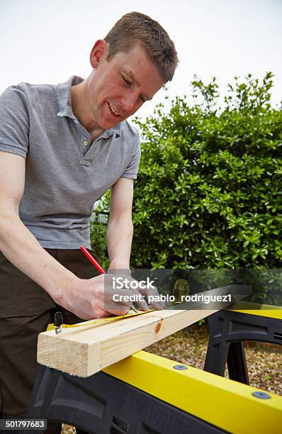 Tradesman Ist Ein Stück Holz Stockfoto und mehr Bilder von Arbeiten - Arbeiten, Arbeiter, Auffahrt