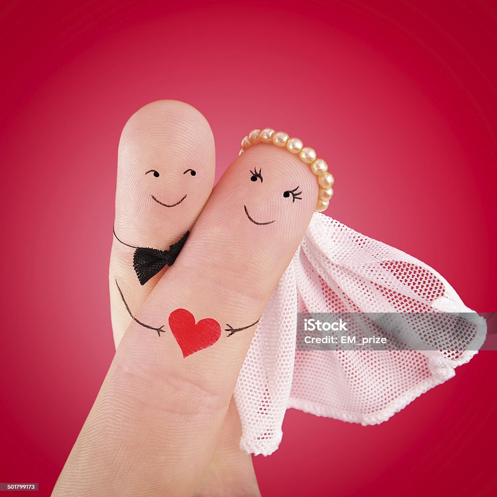 just married couple-frischvermählte gemalt an Fingern gegen Rot - Lizenzfrei Braut Stock-Foto