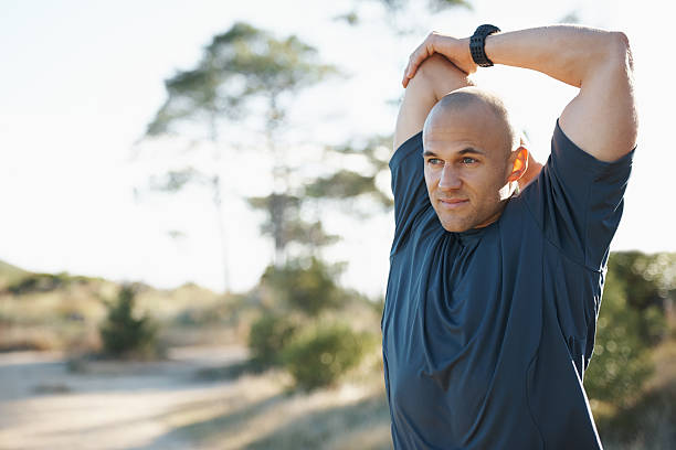 warming up those muscles - kaal geschoren hoofd stockfoto's en -beelden