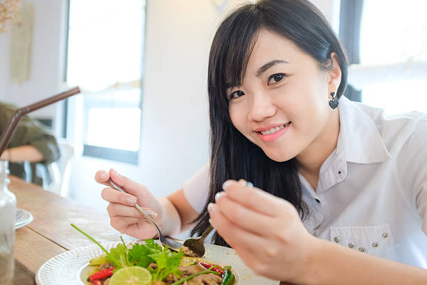 istock Young business woman on lunch break in restaurant 501812802