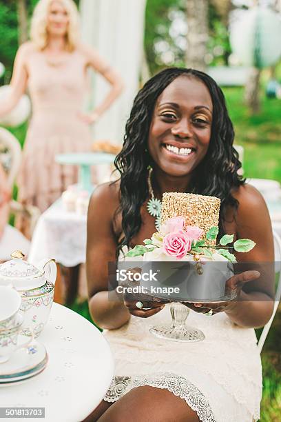 Piękna Kobieta Z Piękne Ciasto - zdjęcia stockowe i więcej obrazów 30-34 lata - 30-34 lata, 30-39 lat, Afroamerykanin