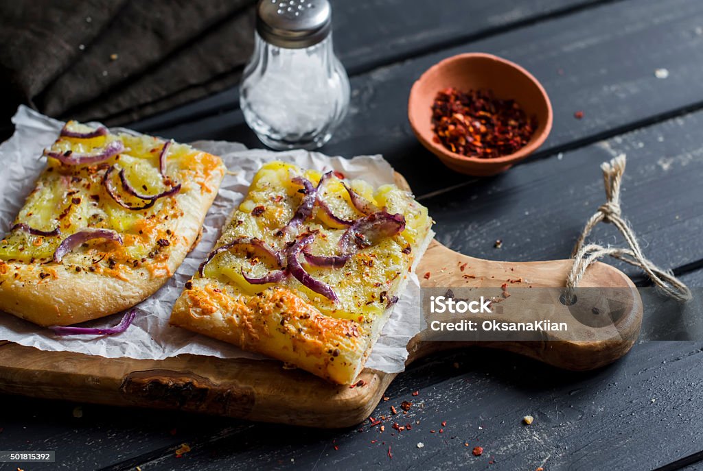 Semplice rustico croccante torta con patate, formaggio e cipolla rossa. - Foto stock royalty-free di Cipolla rossa