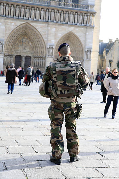 soldado francesa em uniforme perto de notre dame de paris - honor guard protection security guard tourist - fotografias e filmes do acervo