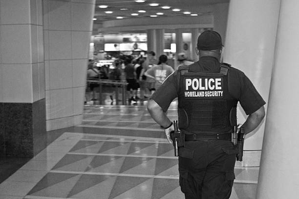 homeland security ejecutivo en guardia - department of homeland security fotografías e imágenes de stock