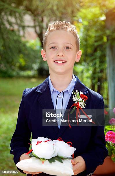 Foto de Página Garoto Segurando Alianças De Casamento e mais fotos de stock de Agarrar - Agarrar, Aliança de casamento, Anel - Joia