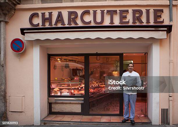 Uomo Orgoglioso Di Fronte Di Salumi In Francia - Fotografie stock e altre immagini di Salumi - Salumi, Adulto, Carne