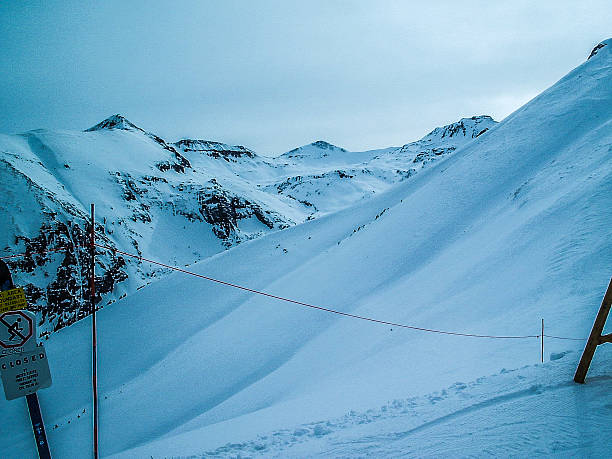 snowy mountain top back country-wolfcreek, colorado - back country skiing extreme skiing skiing ski stock-fotos und bilder