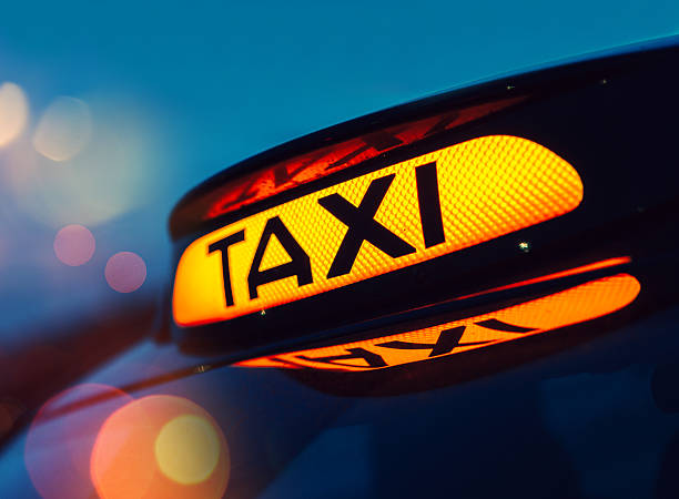 señal de taxi en londres, reino unido - black cab fotografías e imágenes de stock