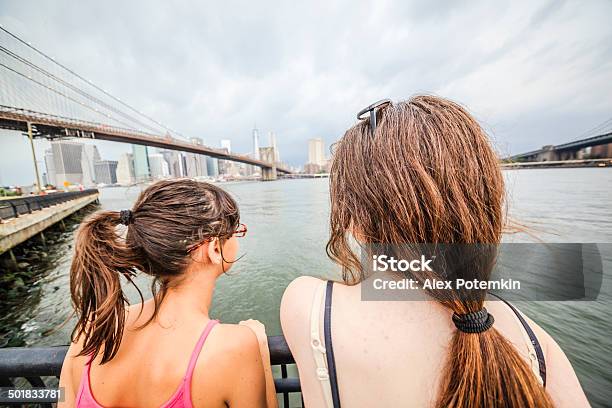 Zwei Mädchenschwestern Die Nach Manhattan Unter Gewitter Stockfoto und mehr Bilder von 10-11 Jahre